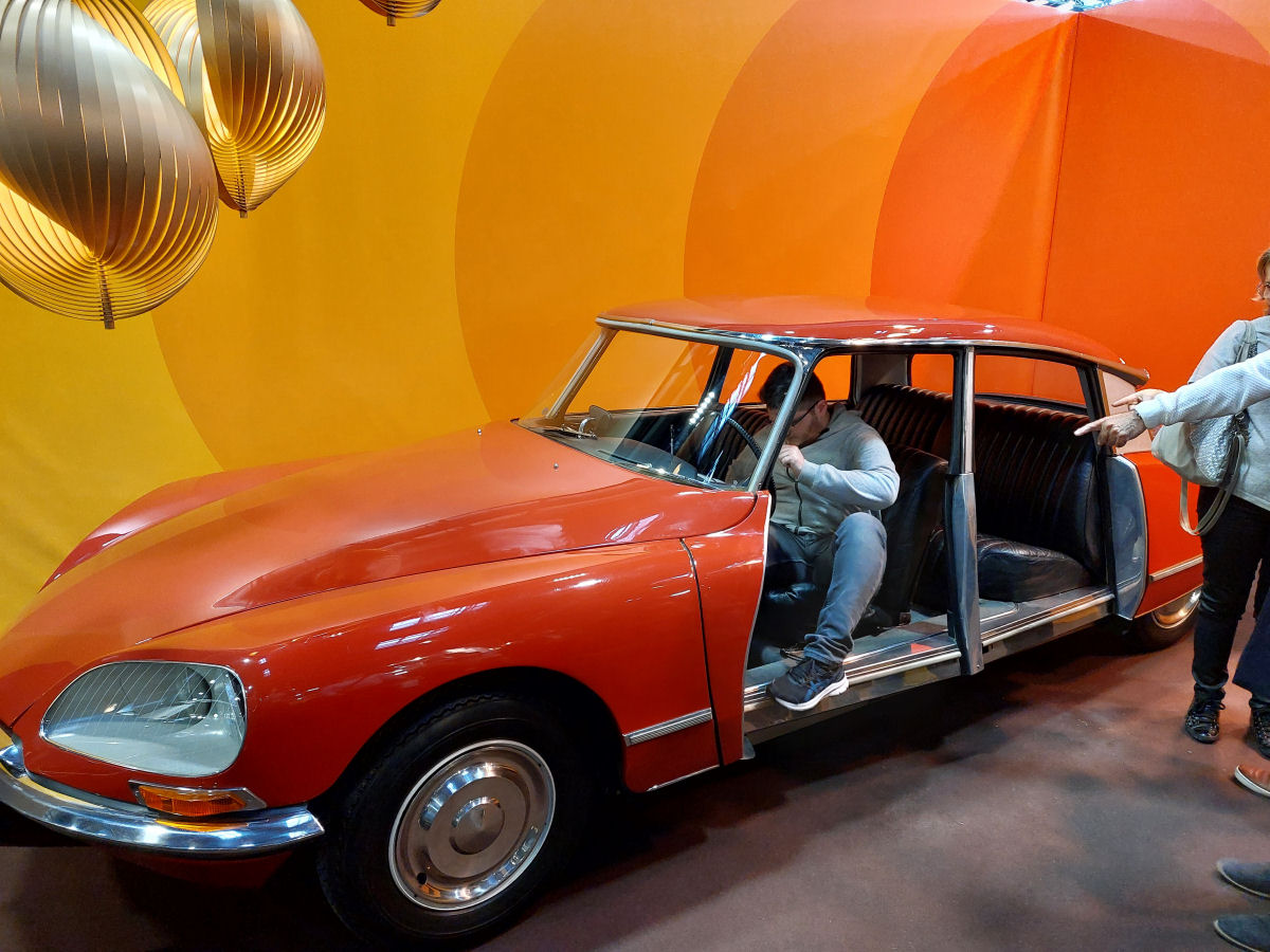 Retro mobile