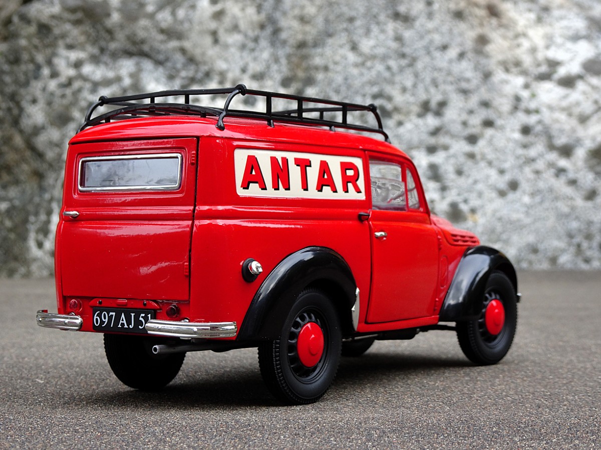 Renault Juva 4  