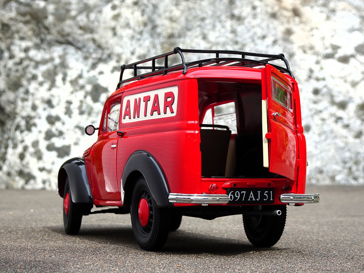 Renault Juva 4   